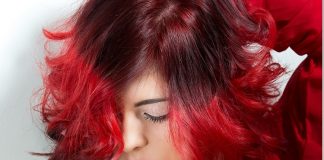 Kolorowe farby do włosów to ostatnio jeden z największych trendów jakie można spotkać we fryzjerstwie. Nikogo już nie dziwią różnorodne kolorowe włosy i bardzo dobrze, bo właśnie po to jest moda, żeby się nią bawić, dlatego jeśli jeszcze zastanawiasz się nad kolorowymi włosami, nie ma nad czym dłużej myśleć! Jeśli uważasz, że będą one wyrażać twoją osobowość wykorzystaj sposobność w całości i znajdź odpowiednią farbę. Poniżej krótkie zestawienie farb drogeryjnych do włosów, które naszym zdaniem są najbardziej odpowiednie. Farby dostępne w drogeriach To jedne z najbardziej wygodnych farb do włosów, ponieważ nie trzeba czekać na przesyłkę i zastanawiać się nad jej rzeczywistym wyglądem. Wystarczy wejść do najbliższej drogerii, kupić odpowiednią farbę i za godzinę może już być ona na twojej głowie! L’ORÉAL FÉRIA PRÉFÉRENCE Ogromną zaletą tej farby jest jej dostępność w Rossmannie. Kolejną to wygodna aplikacja – nie potrzebny jest dodatkowy pojemnik, farbę mieszamy w załączonej buteleczce. W zestawie natomiast dostępna jest spora tubka odżywki, porządne, ciemne rękawiczki, które ułatwiają jej aplikację, a odżywka dodatkowo sprawia, że nasze włosy są odpowiednio odżywione po niszczącym je zabiegu farbowania. Kolejnym plusem jest jej długotrwały efekt – minimum 5 myć na rozjaśnianych włosach. Jedna farba wystarcza także na długie włosy, dlatego jest naprawdę bardzo wydajna. Na naturalnych, ciemnych włosach farba daje ciekawy refleks koloru, co powoduje, że efekt koloryzacji staje się jeszcze bardziej ciekawy. Schwarzkopf LIVE Kolorowe farby do włosów z tej serii mają przede wszystkim dużo ciekawych kolorów. Ich cena jest naprawdę bardzo niska, bo waha się w granicach 20 złotych, na promocji po 15 lub mniej. Farbę można stosować jako intesywną lub pastelową – dodając do niej odżywkę, w zależności od tego jaki efekt bardziej nas interesuje. W zestawie znajdziemy także dwie saszetki odżywki. Zalicza się do jednej z trwalszych, ale po pierwszym myciu kolor traci niestety trochę intensywność. Pianki koloryzujące Venita Jedna z najlepszych form farbowania włosów. Dostępnych jest wiele kolorów, farby są niedrogie a intensywność powala. Bardzo wygodnie się je aplikuje – wystarczy wycisnąć piankę na rękę i wetrzeć we włosy. Jedna puszka wystarczy na zafarbowanie długich włosów. W zależności od koloru jefekt jest bardzo trwały. Ma bardzo ładny zapach, a w zestawie dostępne są rękawiczki do ułatwienia aplikacji. Niestety produkt jest trudniej dostępny, a jego aplikacja nie należy do najczystszych.