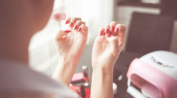 Popularne hybrydy, czyli wszystko co musisz wiedzieć o manicure hybrydowym