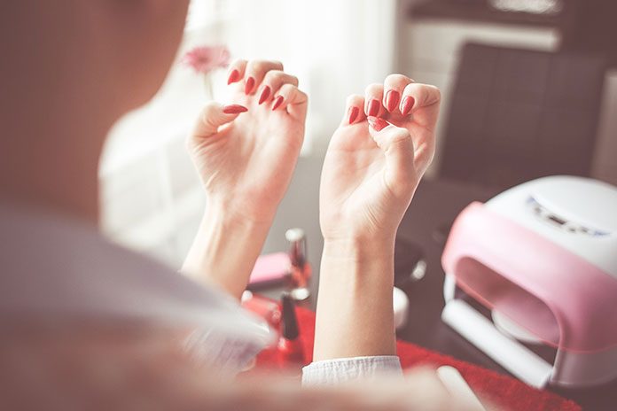 Popularne hybrydy, czyli wszystko co musisz wiedzieć o manicure hybrydowym
