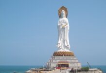 Jak zamontować cokół do mebli kuchennych?