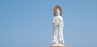 Jak zamontować cokół do mebli kuchennych?