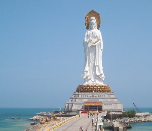 Jak zamontować cokół do mebli kuchennych?