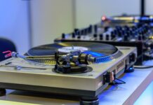 Co oznacza żółta kontrolka hamulca?