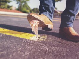 Jak usunąć klej wodny z okładziny?