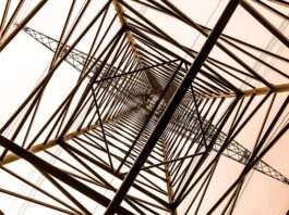 Czym posypuje się stal podczas kucia?