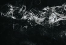 Jak wybierać liquidy do e papierosów i na co zwracać uwagę przed użyciem? dym