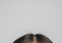 Jak zapuścić i zregenerować brwi? Poradnik krok po kroku i TOP 5 sprawdzonych preparatów kobieta